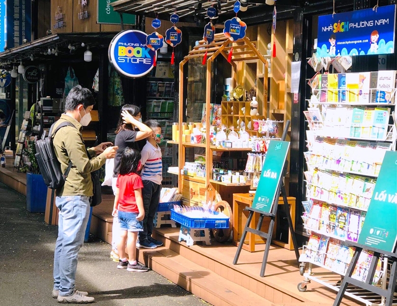 Hô Chi Minh-Ville la rue des livres reprend ses activités